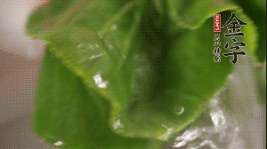 小青菜從根部掰開，分別洗凈。