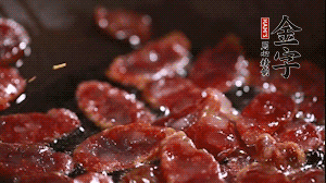 鍋中油7成熱時，香腸片翻炒均勻，然后依順序加胡蘿卜絲、小青菜、面條。