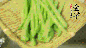 挑選脆嫩的四季豆，清洗干凈后，去掉兩端的頭和兩側(cè)的老筋，從中間掰成兩段。