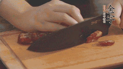 金字土香腸切片，香菇切丁。