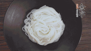 依次放入黃瓜絲、花生米、燙熟的豆芽、麻辣香腸、香菜、擺盤(pán)即可。