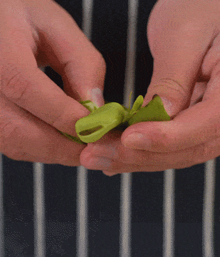 選用鮮嫩蠶豆，剝?nèi)ネ鈿ち粝露姑紫磧簦_成兩瓣。