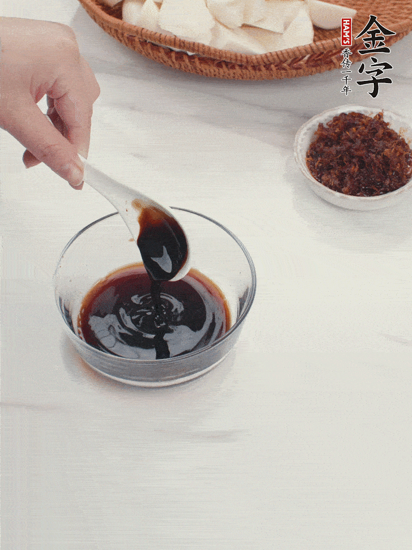 將生抽、老抽、黃酒和白砂糖在小碗里調(diào)成味汁。