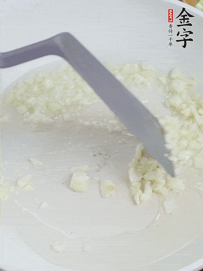 冷鍋熱油，下大蒜煎至兩面微黃。