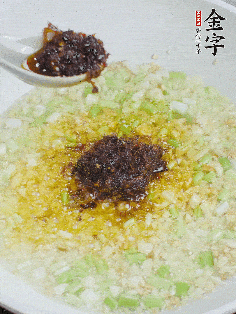 下蔥姜、1大勺金字火腿大師醬爆香。