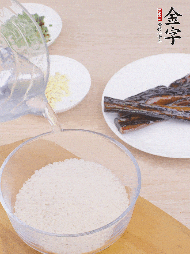 大米提前用清水浸泡1小時。