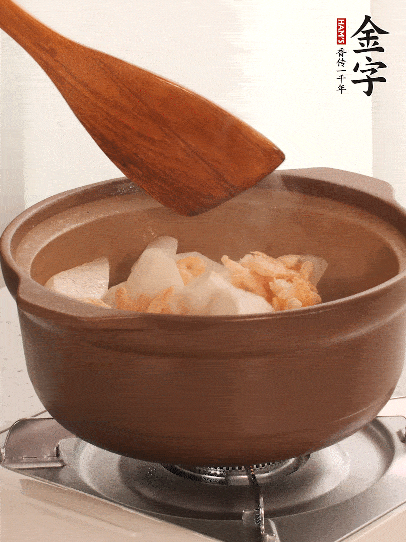 放白蘿卜、海米煸炒1-2分鐘，白蘿卜一定要先炒過再燉湯，香味更足。