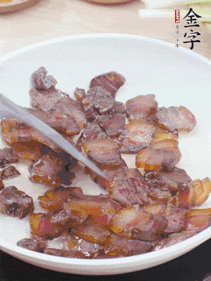 熱鍋少油，醬油肉煸出油脂，盛出。