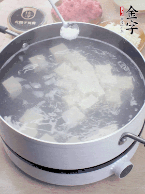 豆腐切成大小均勻正方體，鍋內(nèi)放水，加一點(diǎn)鹽焯水10秒。