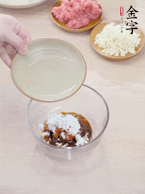 調(diào)料汁：金字火腿干貝醬2勺、剁椒1/2勺、生抽1/2勺、淀粉2勺、清水半碗。