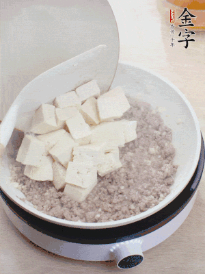 放豆腐翻拌均勻，倒料汁燜煮。