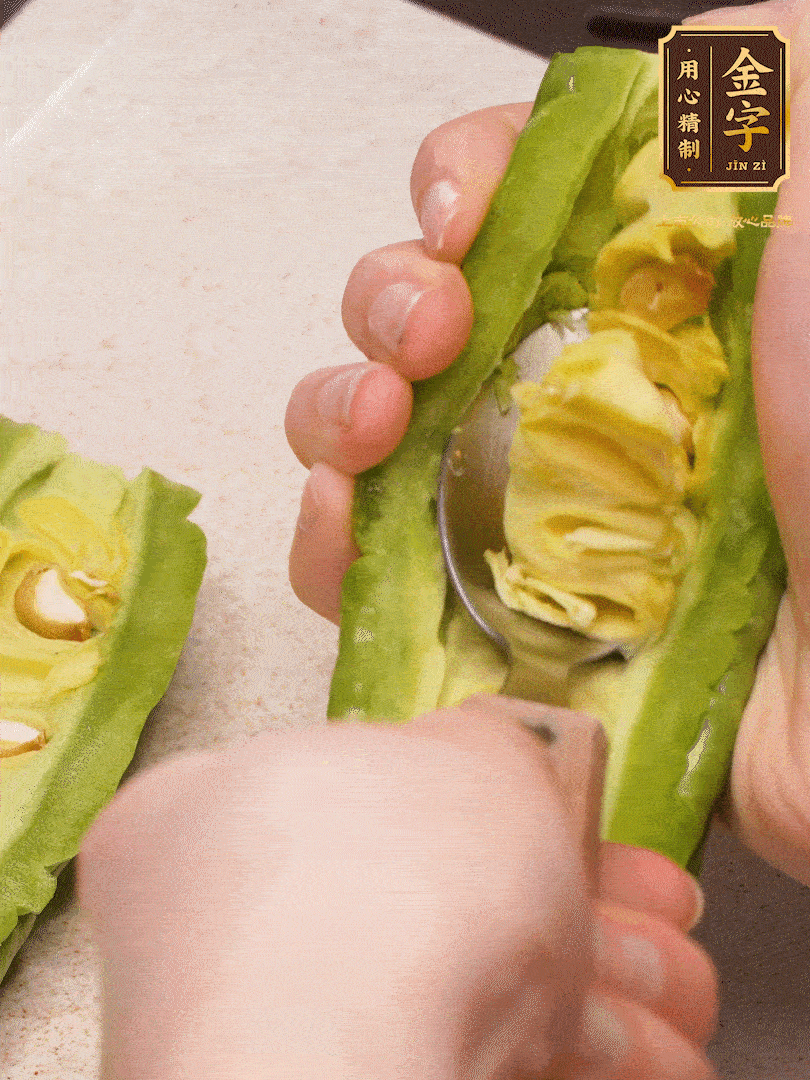 苦瓜從中間切開，把里面的瓢和籽全部挖干凈