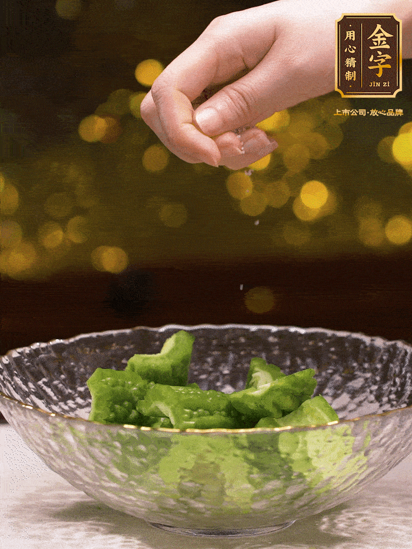 處理好的苦瓜切段（5cm），加點鹽鹽腌一下，去除一下苦味