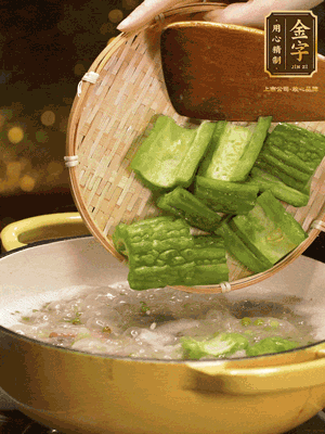 倒入熱水，和泡開的綠豆（連水）和火腿片，大火燒開燉一個小時