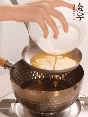 雞蛋過篩子倒入油鍋炸成蛋酥，瀝干油。