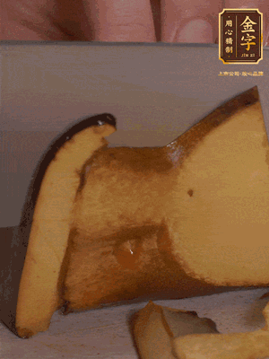 2個牛肝菌切丁，1個牛肝菌切片；金字香腸1根切丁，1根切片