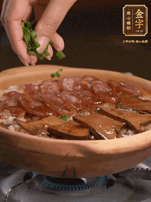 最后鋪上牛肝菌，爭分奪秒地倒上醬汁，撒點小蔥花