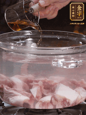老鴨切塊，鍋里水煮開，鴨肉加姜片、料酒焯水