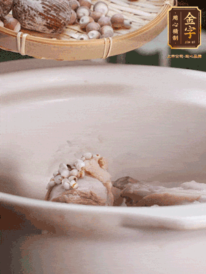 焯好水洗凈的鴨肉、薏米、芡實、蜜棗+適量水煲1小時