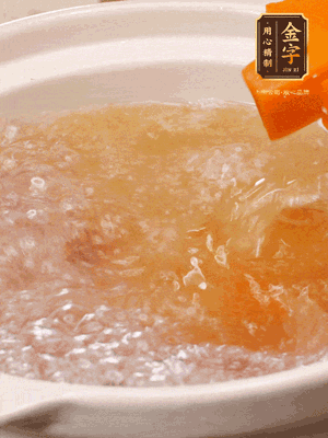 倒入開水、南瓜塊、南瓜泥中火煮5分鐘