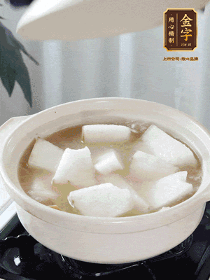 最后下冬瓜繼續(xù)燉煮10分鐘，撒上蔥花點綴。