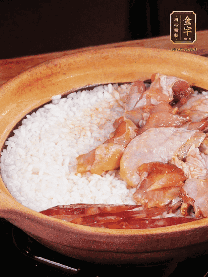 煮到椰子水微微收干轉小火，快速均勻鋪上雞肉、金字香腸